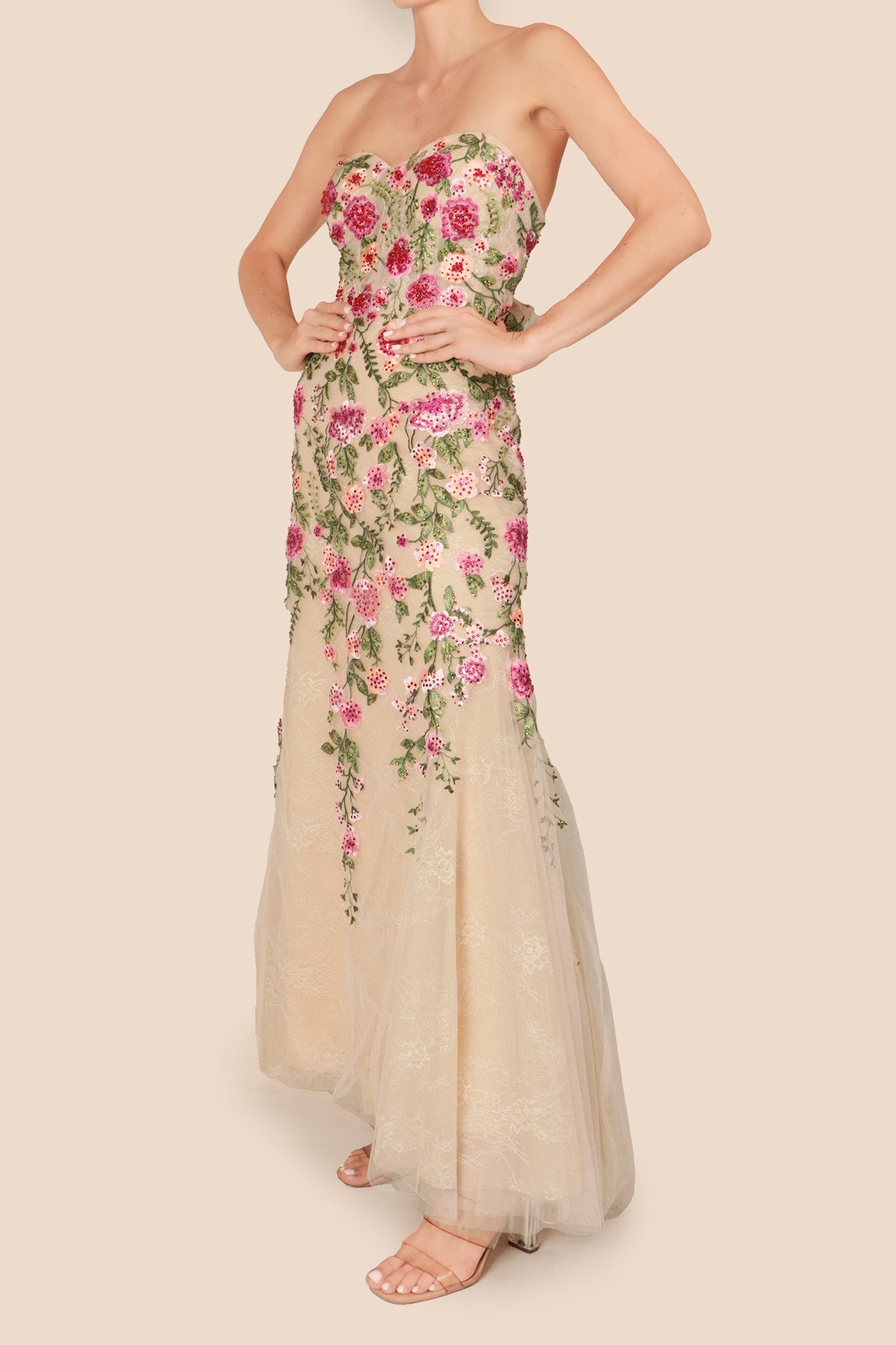 Vestido strapless bordado nude flores rosas