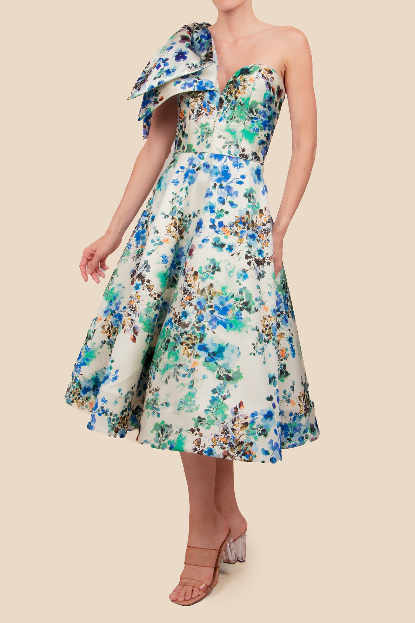 Vestido midi un hombro doble moño marfil flores azul