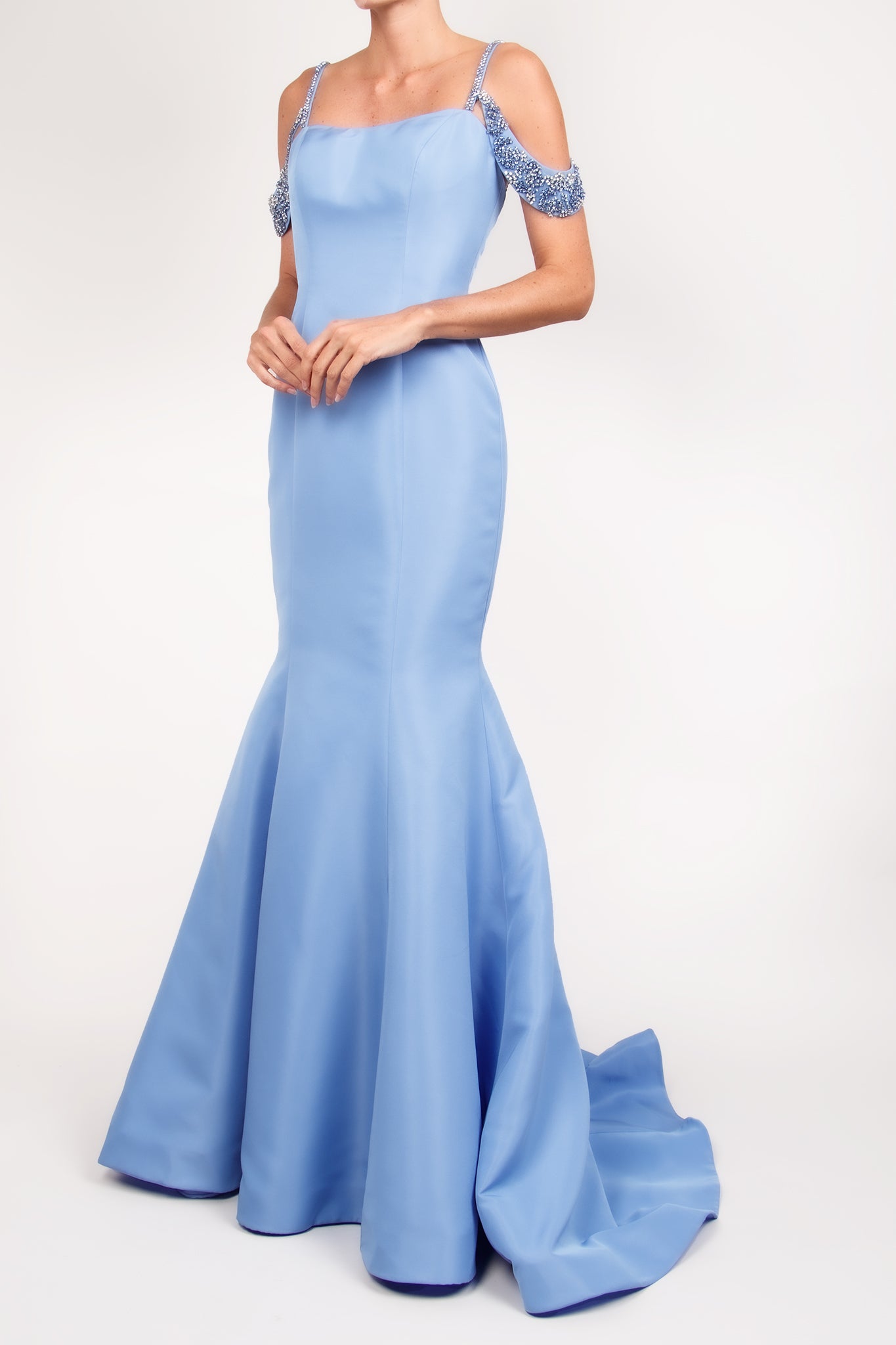 Vestido off the shoulder y tirantes corte sirena azul cielo