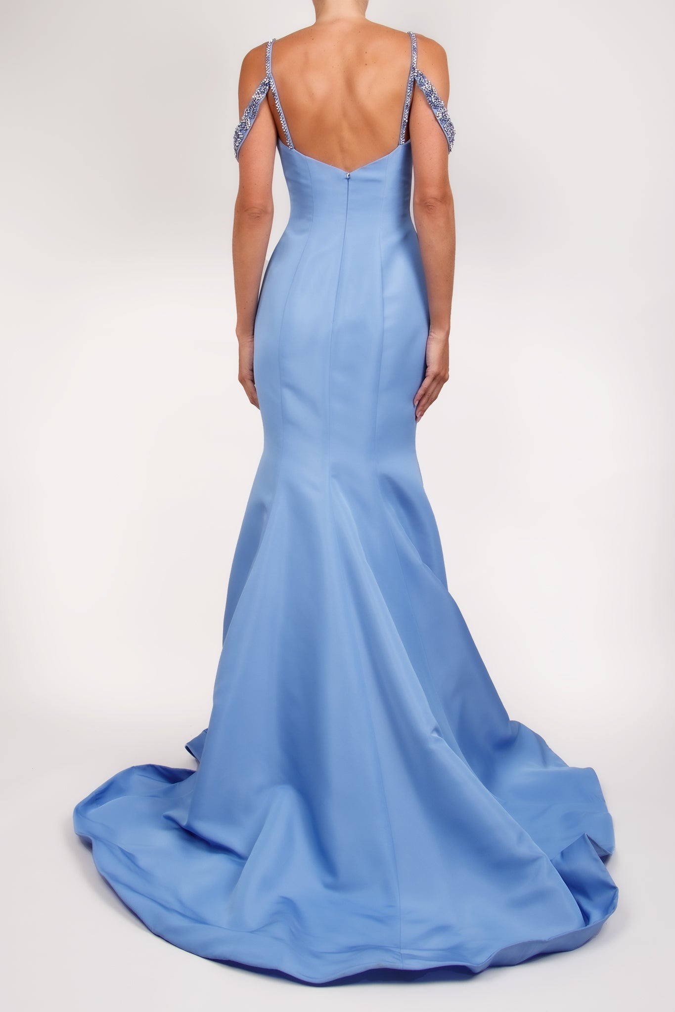 Vestido off the shoulder y tirantes corte sirena azul cielo