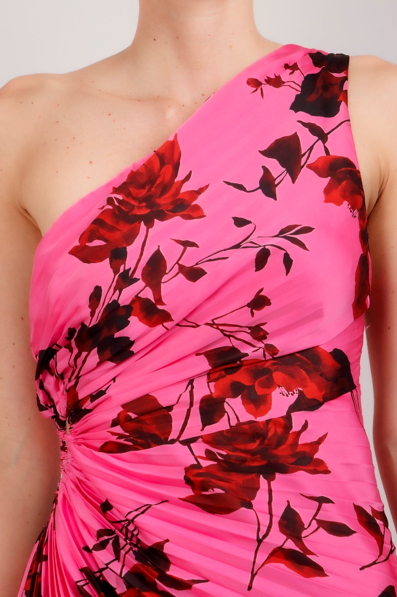 Vestido plisado print un hombro fucsia