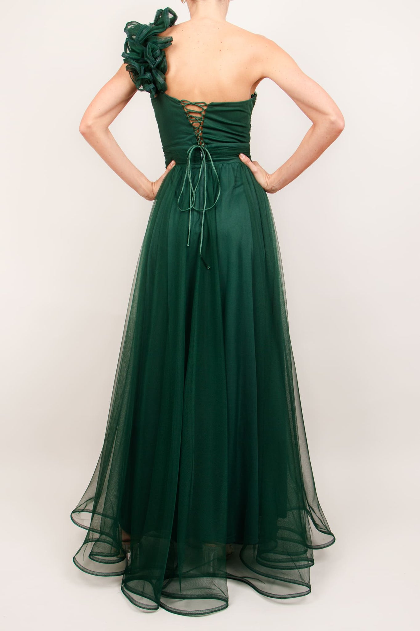 Vestido un hombro con ruffle tul verde