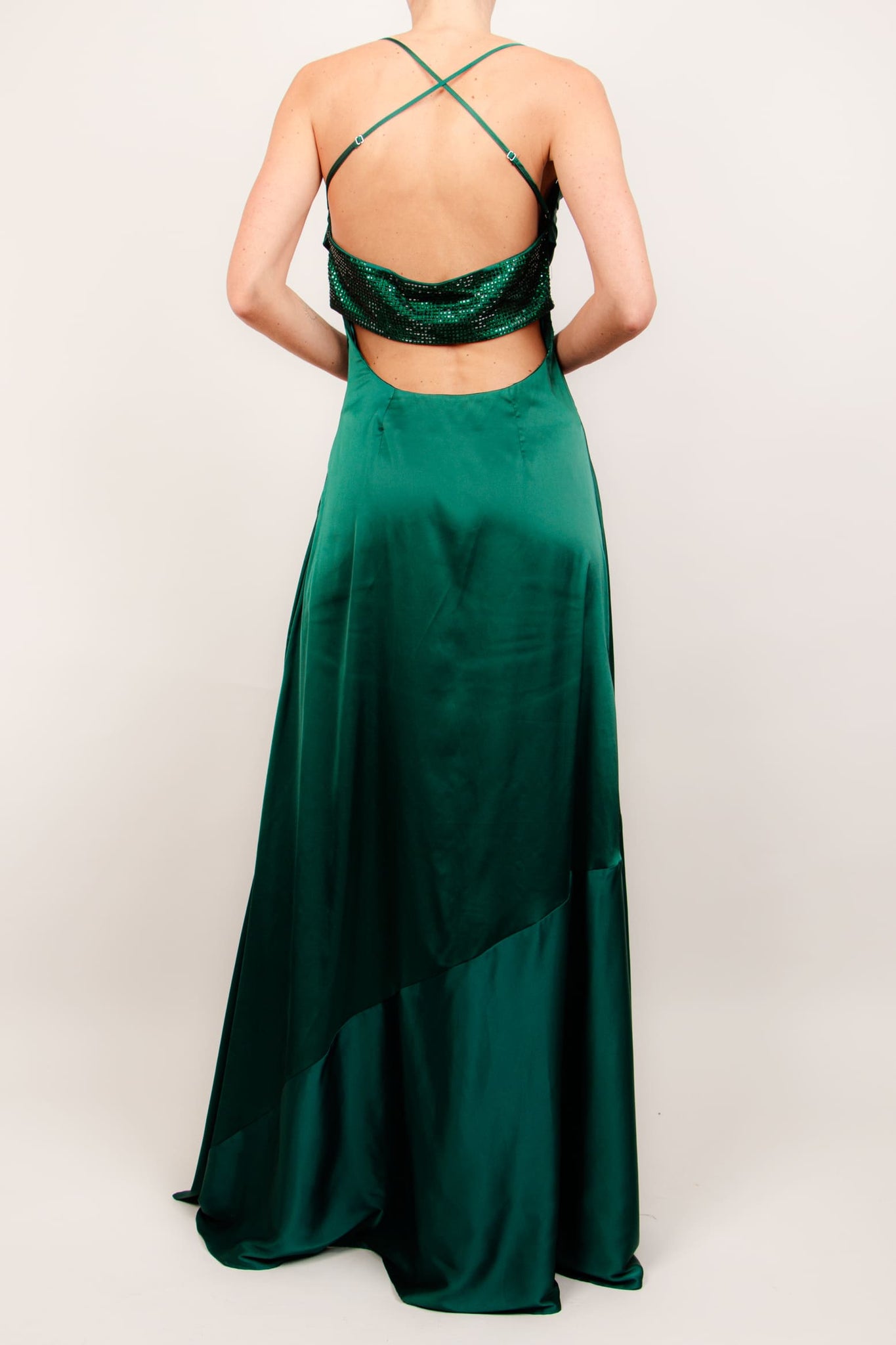 Vestido tirantes cuello columpio satin verde