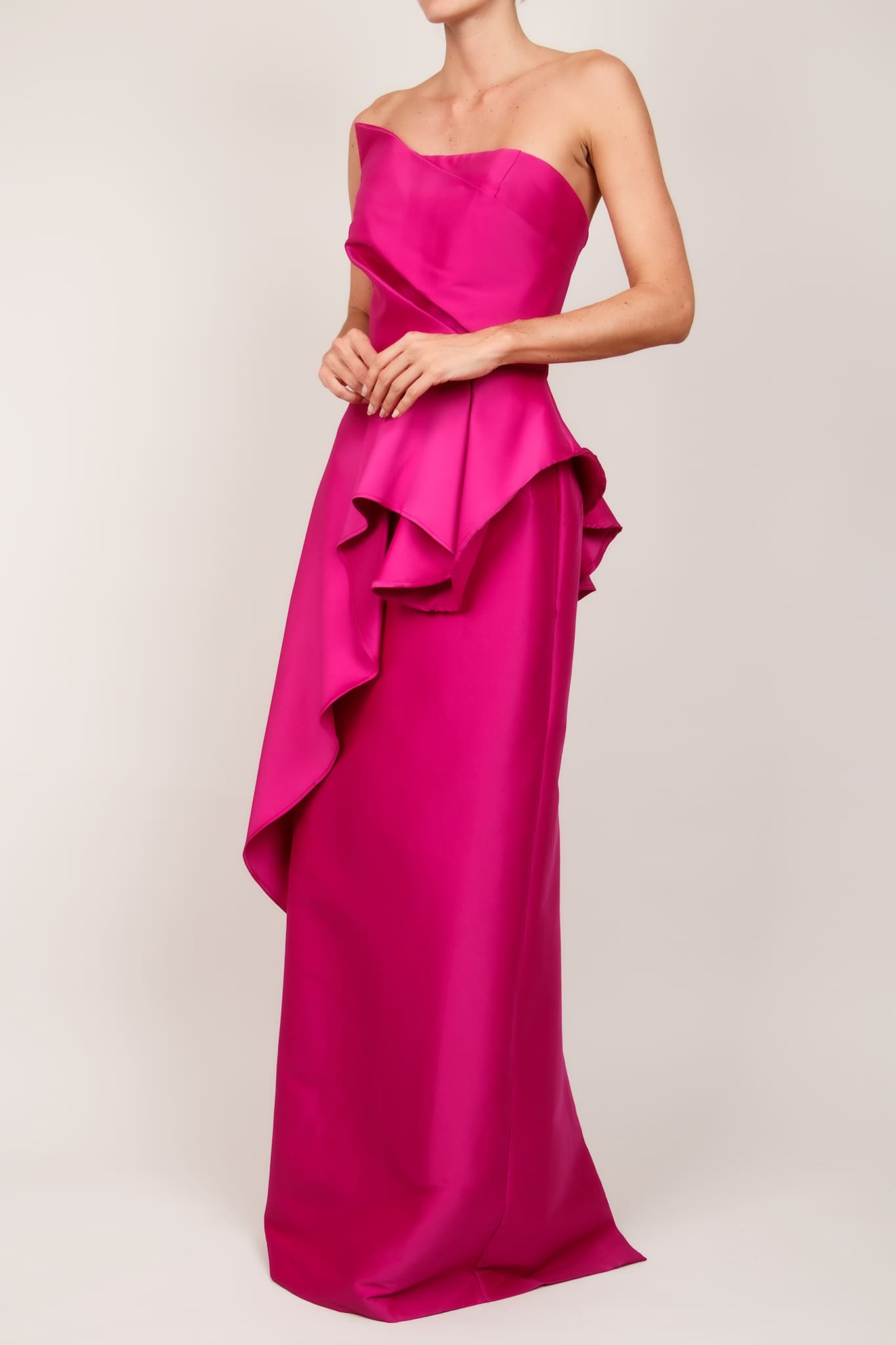 Vestido strapless peplum trompeta asimétrico magenta