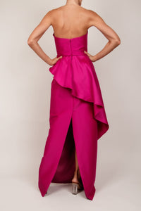 Vestido strapless peplum trompeta asimétrico magenta