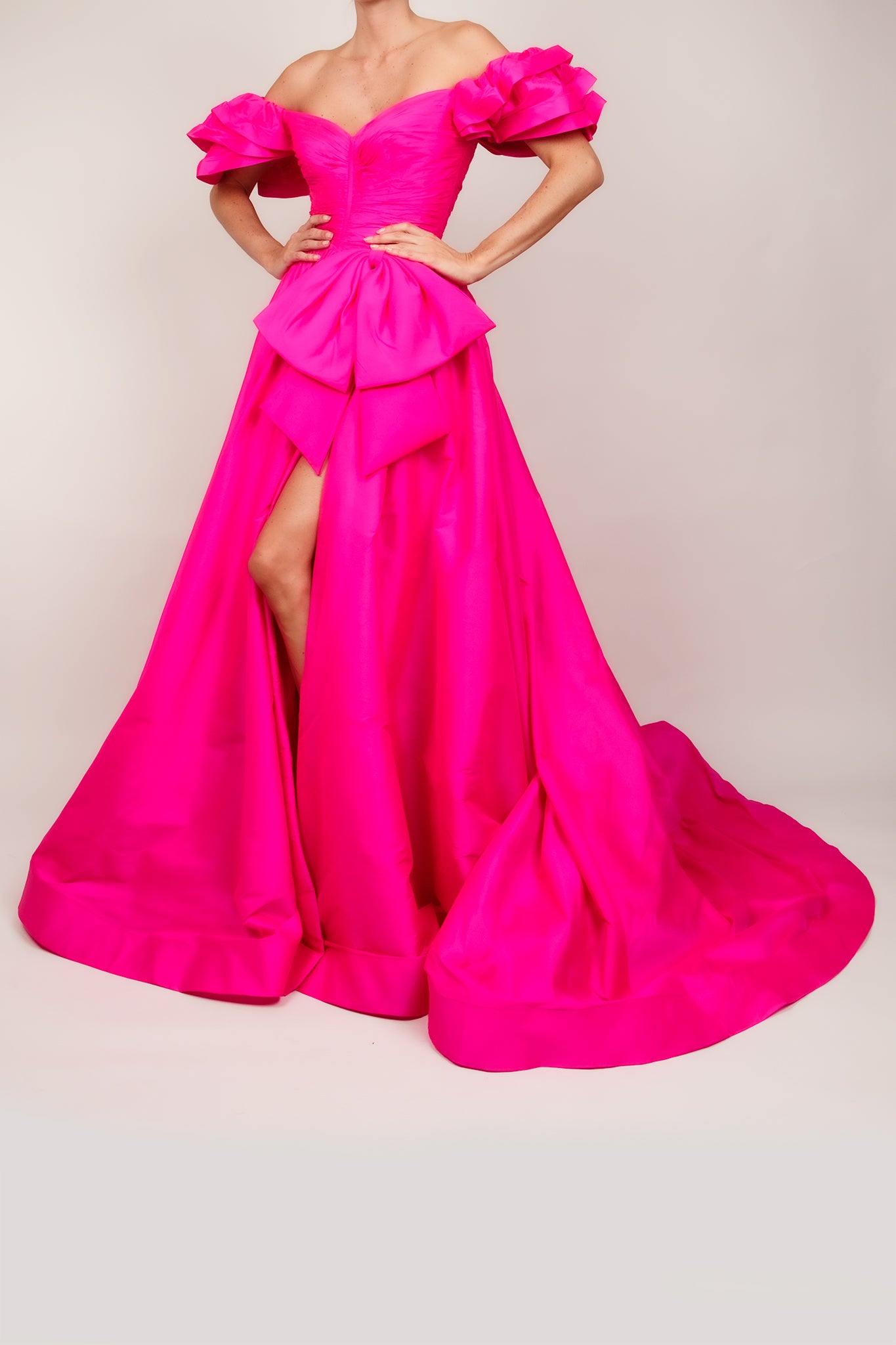 Vestido drapeado princesa fucsia con moño