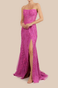 Vestido strapless bordado abertura en pierna magenta