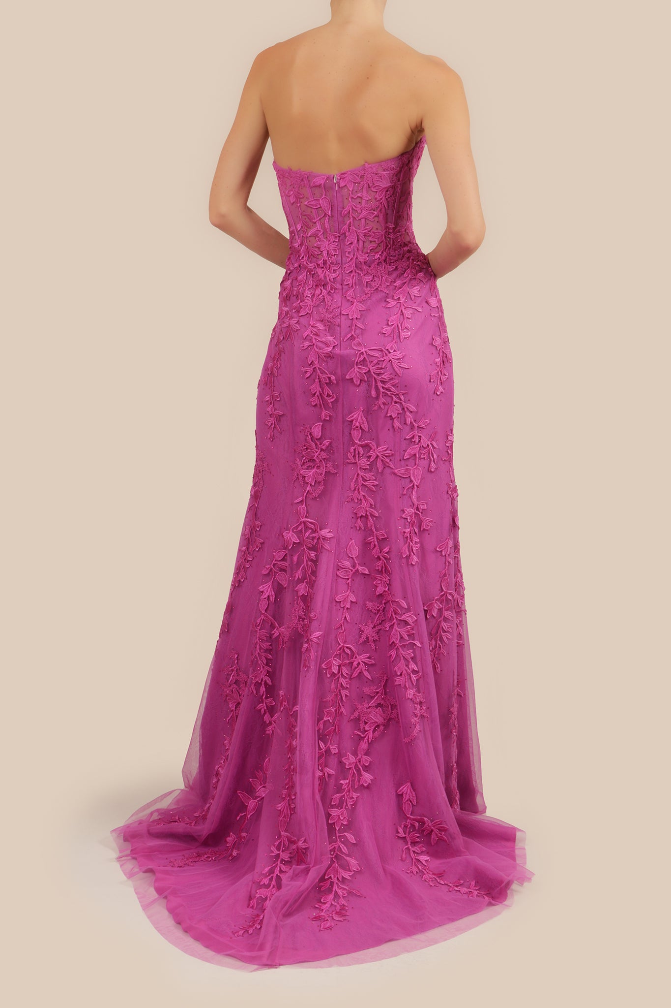 Vestido strapless bordado abertura en pierna magenta