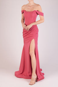 Vestido off the shoulder abertura en pierna rosa