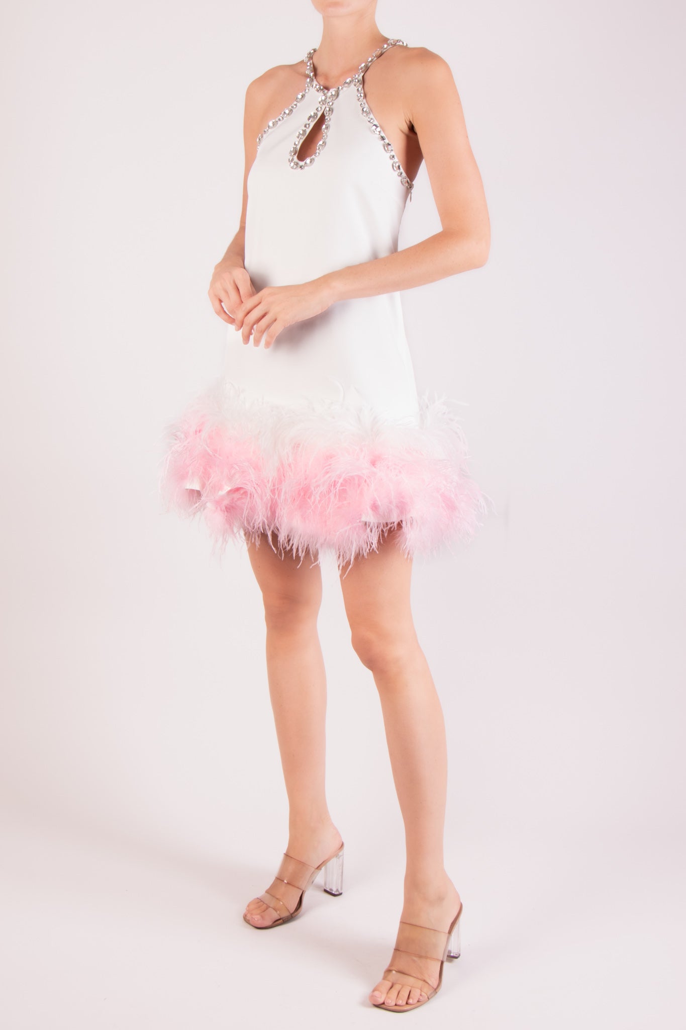 Vestido corto halter plumas blanco-rosa