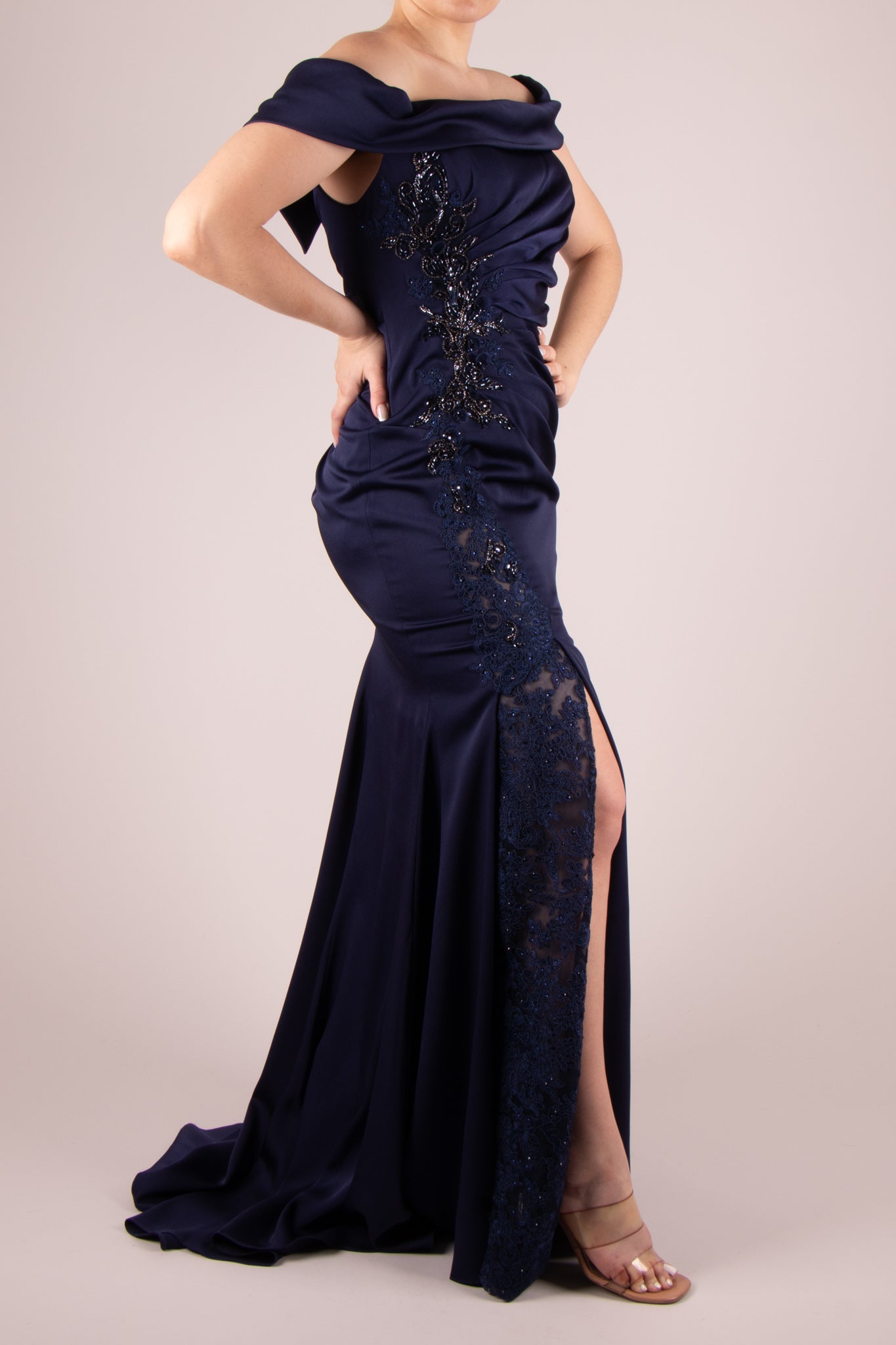 Vestido off the shoulder sirena bordado navy detalle en pierna