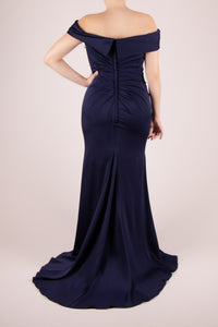 Vestido off the shoulder sirena bordado navy detalle en pierna