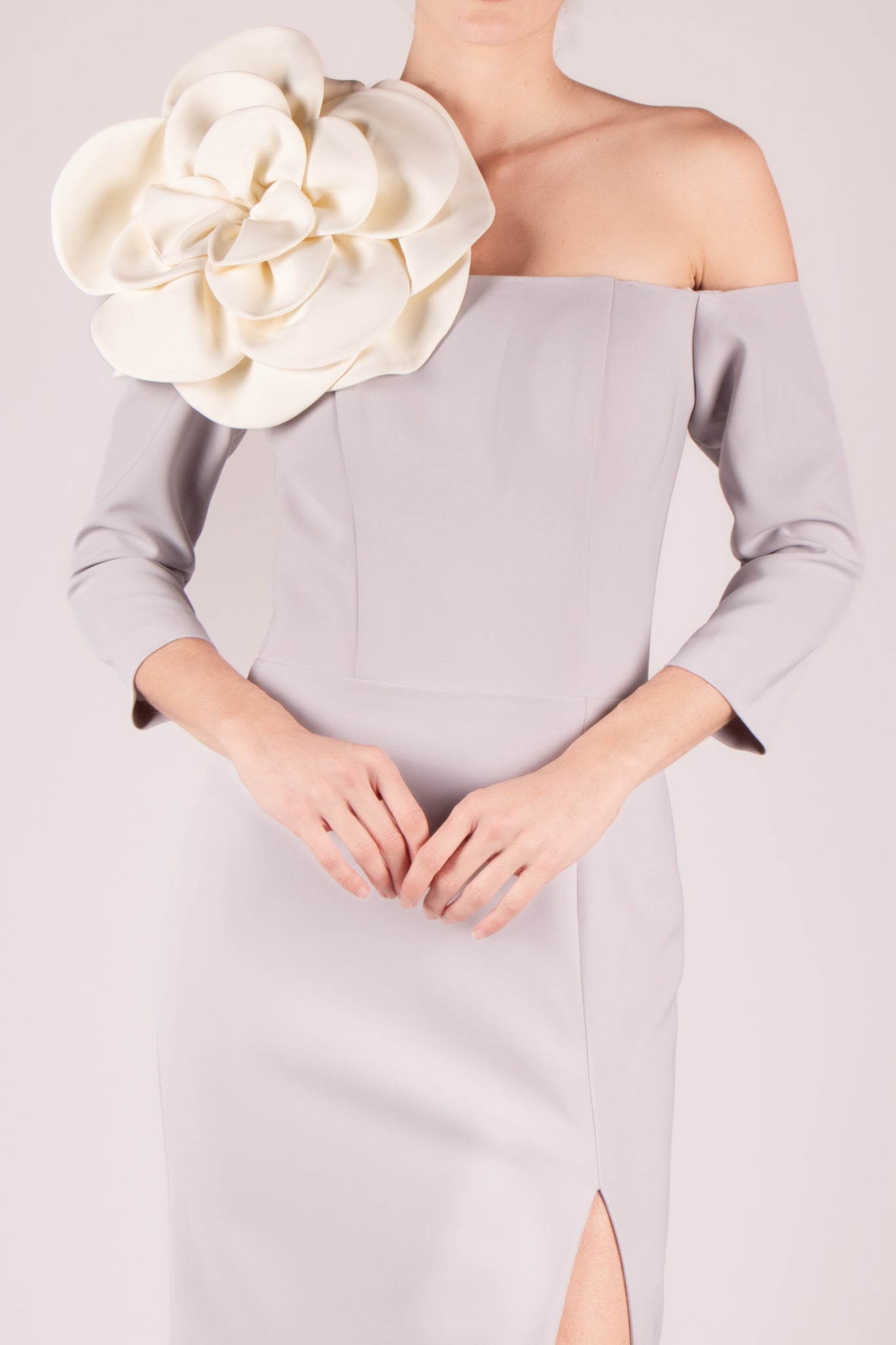 Vestido crepe off the shoulder gris flor blanca